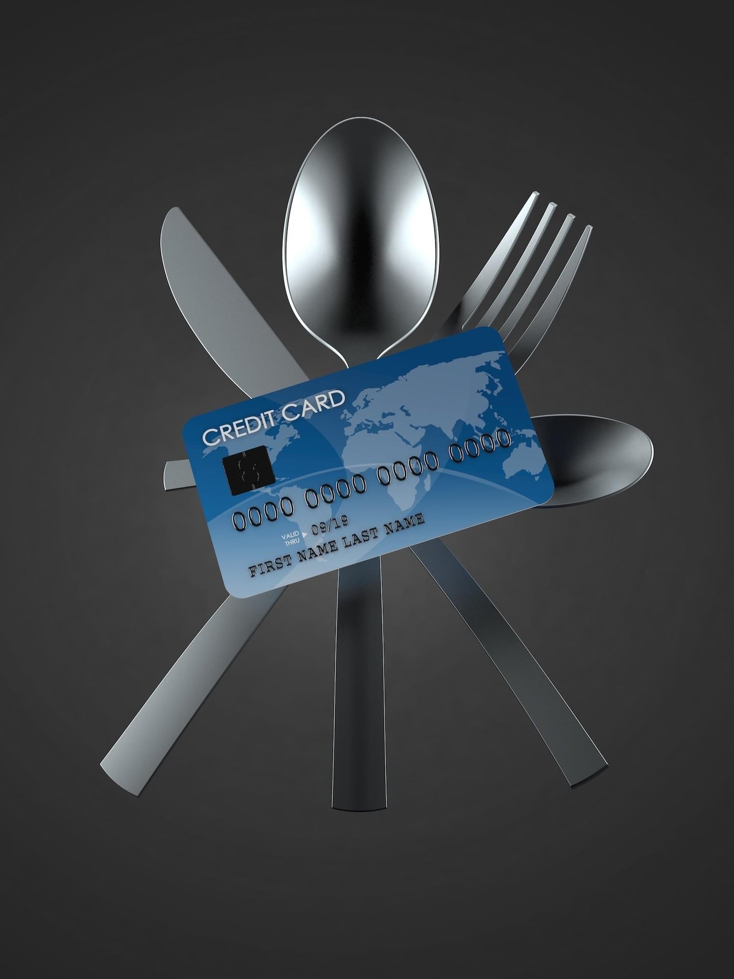 세계 지도가 그려진 파란색 신용카드가 은색 스푼, 포크, 나이프와 함께 겹쳐져 어두운 배경 속에서 입체적으로 떠 있는 모습입니다.