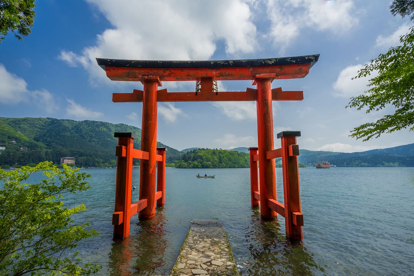 스팟체험_하코네_하코네 신사 (평화의 도리이)_shutterstock_1306842496
