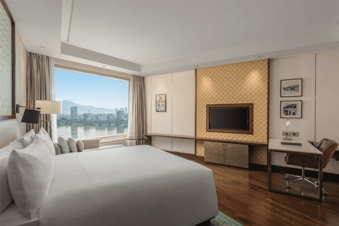 숙소_다낭_힐튼 다낭_08_King Guest Room River View Avg 37