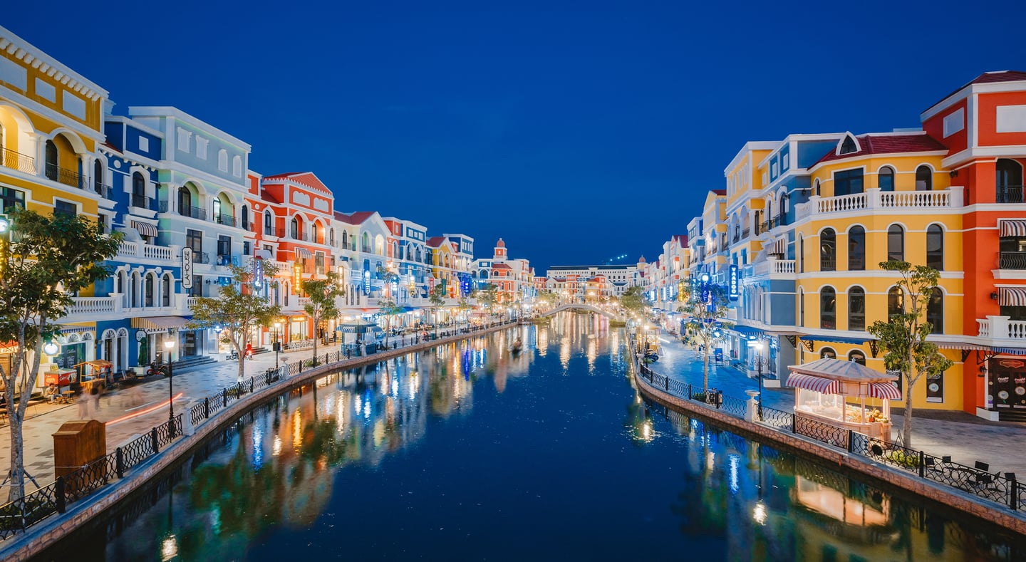 어스름한 저녁 푸른 하늘 아래 운하를 따라 늘어선 화려한 색감의 유럽풍 건물들과 물결에 비친 조명이 아름다운 야경을 선사합니다.