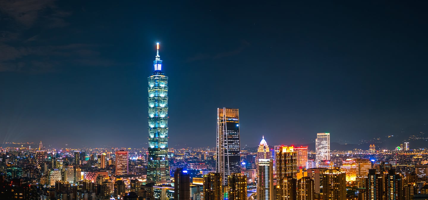 밤하늘을 배경으로 우뚝 솟은 타이베이 101 타워와 황금빛 조명이 가득한 대만 시내의 아름다운 야경이 담긴 파노라마 사진입니다.