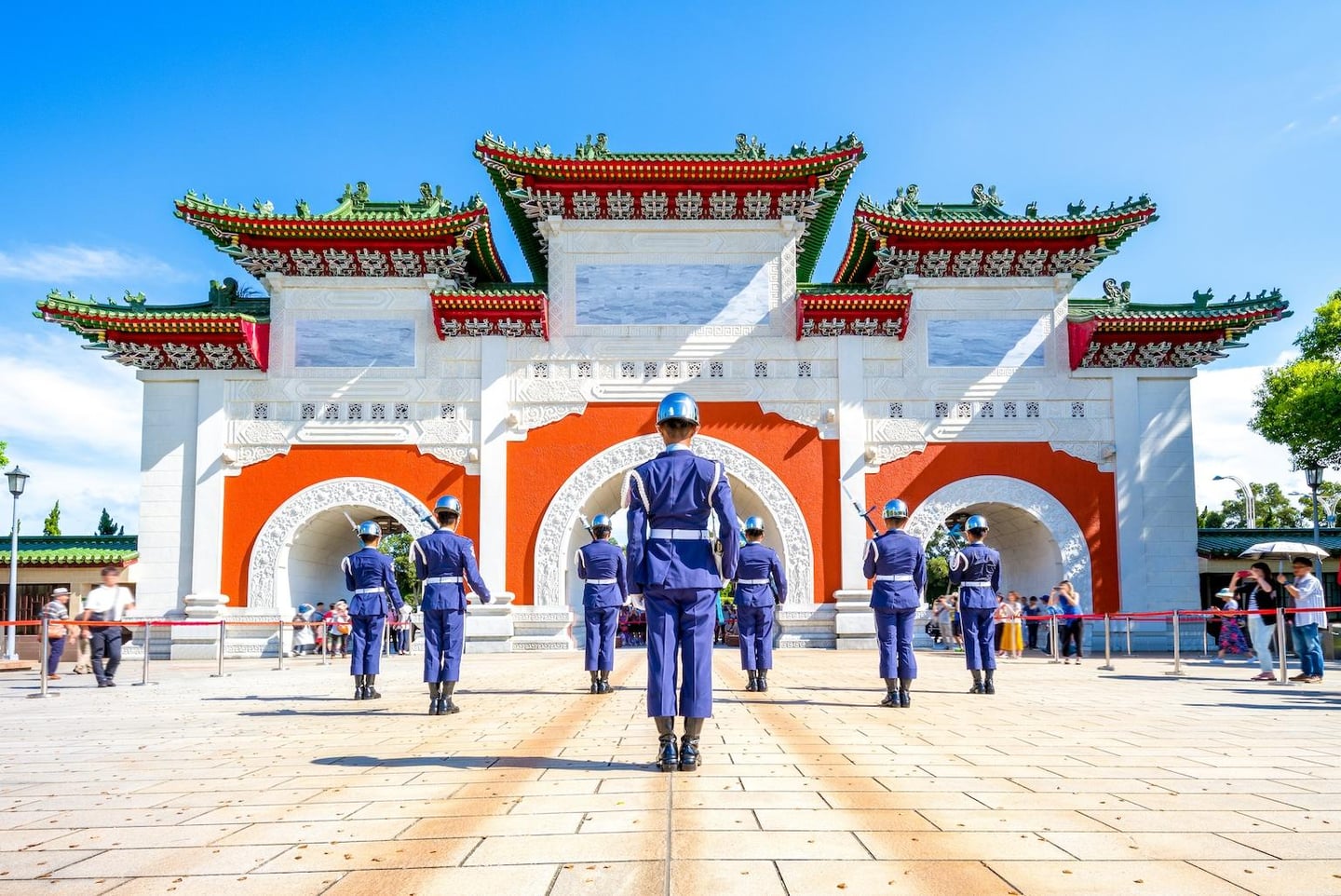 대만 충렬사의 화려한 전통 대문을 배경으로 푸른 제복과 헬멧을 착용한 의장대원들이 광장에 정렬해 있는 모습입니다.