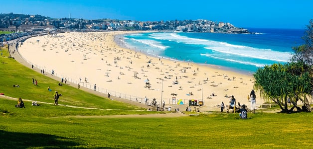 여자 혼자 여행을 즐기는 뒷모습