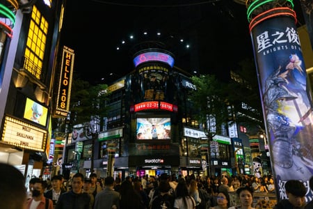 서문정, 화려한 네온사인이 빛나는 거리
