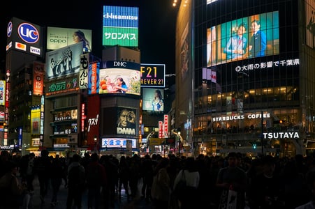 시부야, 화려한 스크램블 교차로 야경