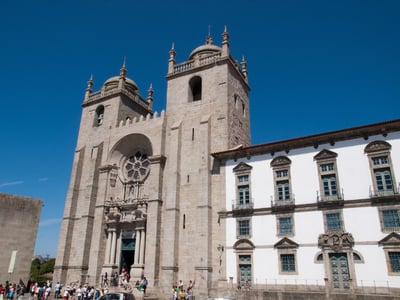 포르투 대성당, 웅장한 로마네스크 건축물