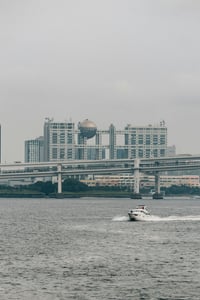 오다이바, 레인보우 브릿지를 지나는 우주선 디자인의 수상버스