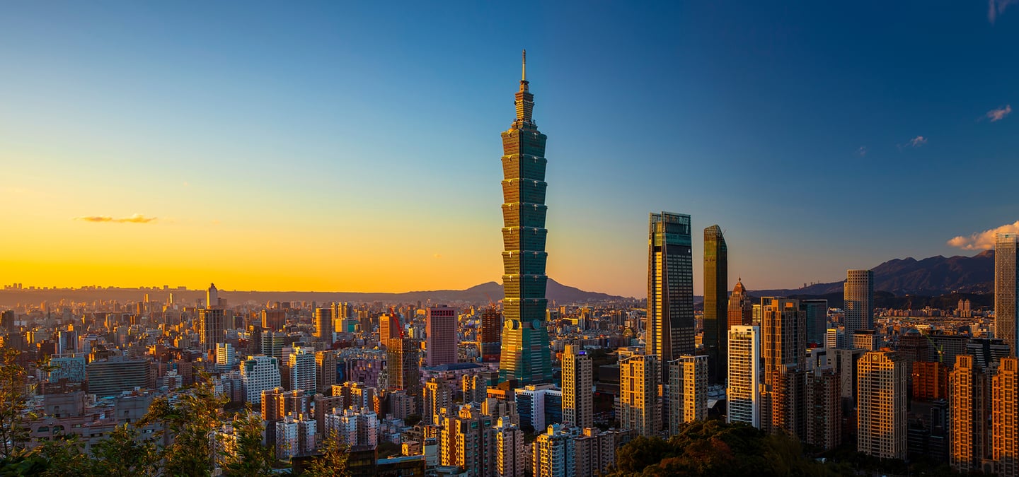 노을 지는 황금빛 하늘 아래 타이베이 101 타워를 중심으로 펼쳐진 대만 타이베이 시내의 웅장한 스카이라인 전경입니다.
