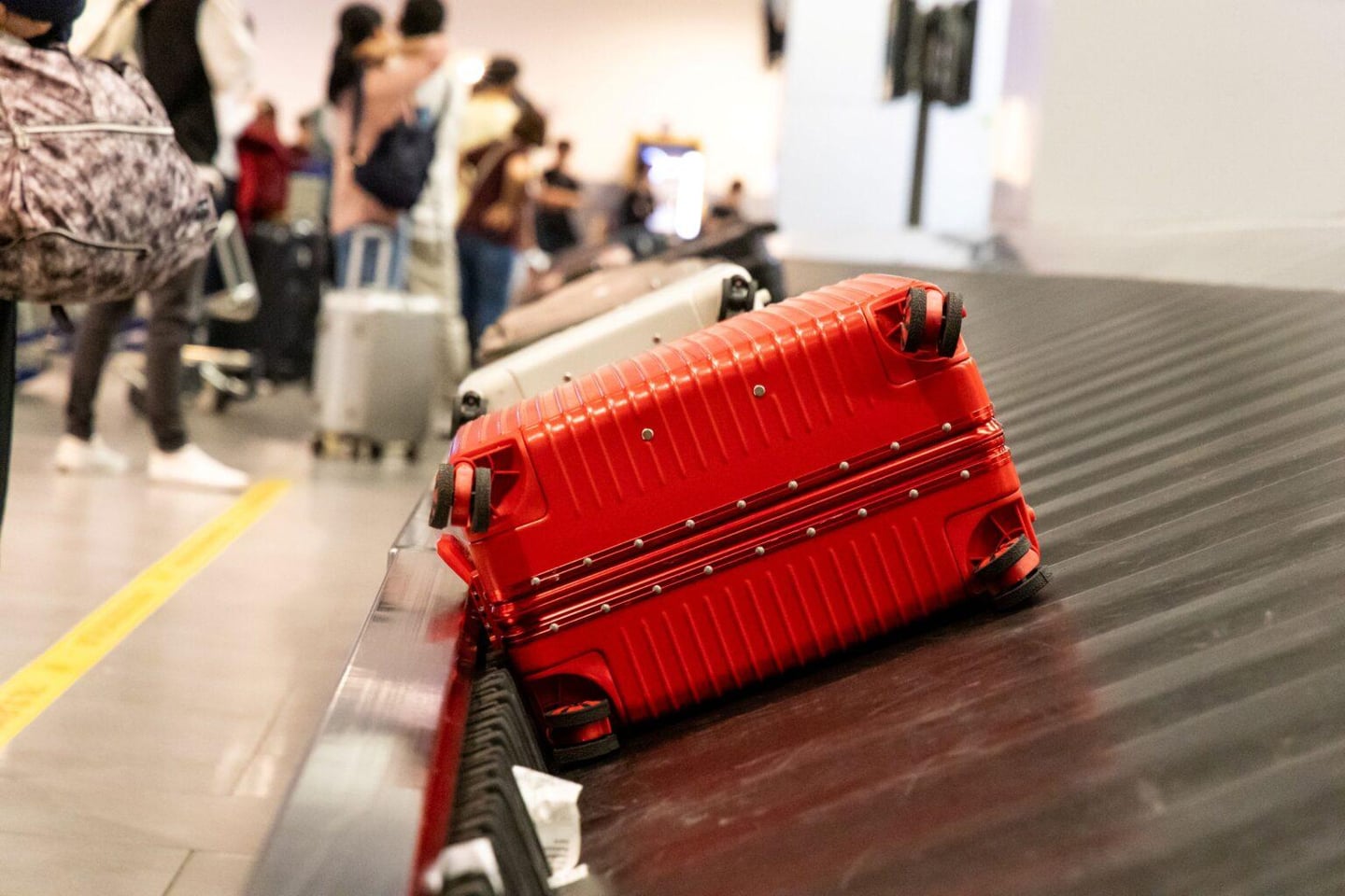 passengers-waiting-for-baggage-at-airport-conveyor-2025-03-08-03-46-57-utc-1-1536x1024