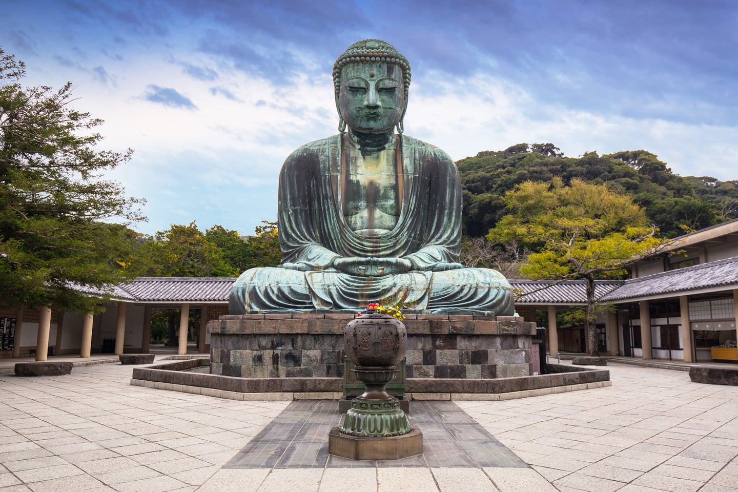 스팟,체험_가마쿠라_고토쿠인_shutterstock_550609609_monumental bronze statue great buddha kamakura