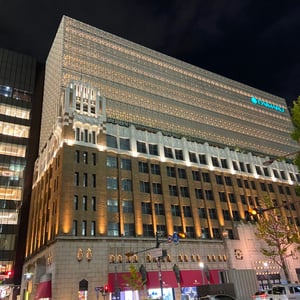 신사이바시, 고풍스러운 백화점 외관과 상점가 풍경