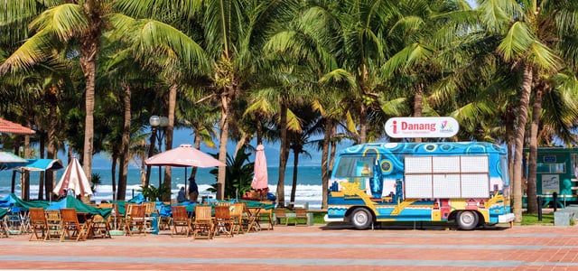 해외 럭셔리 키즈 풀빌라에서 물놀이를 즐기는 행복한 가족의 모습