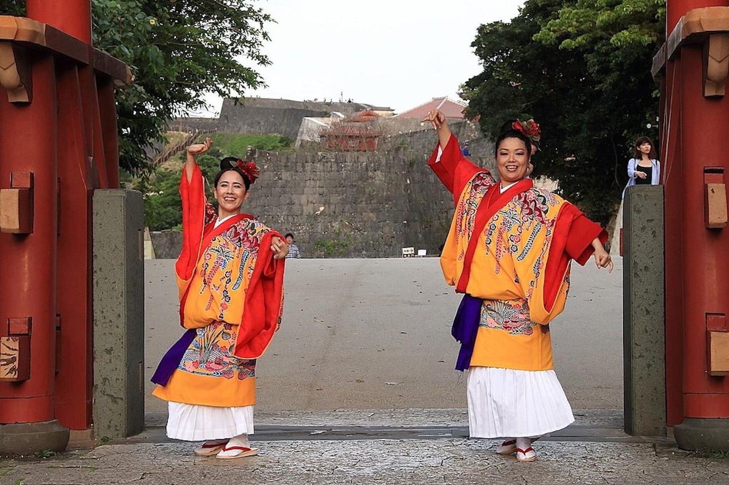 스팟체험_오키나와_류큐 전통 공연_[Kennagata | Wikimedia Commons | CC BY-SA 4.0]