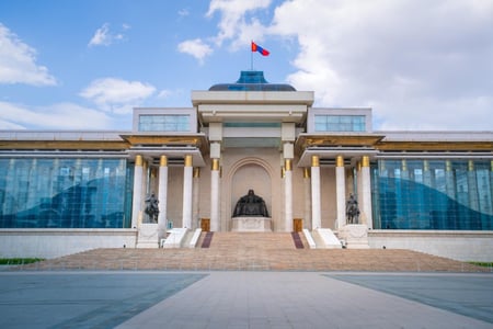 수흐바타르 광장, 웅장한 정부청사와 맑은 하늘
