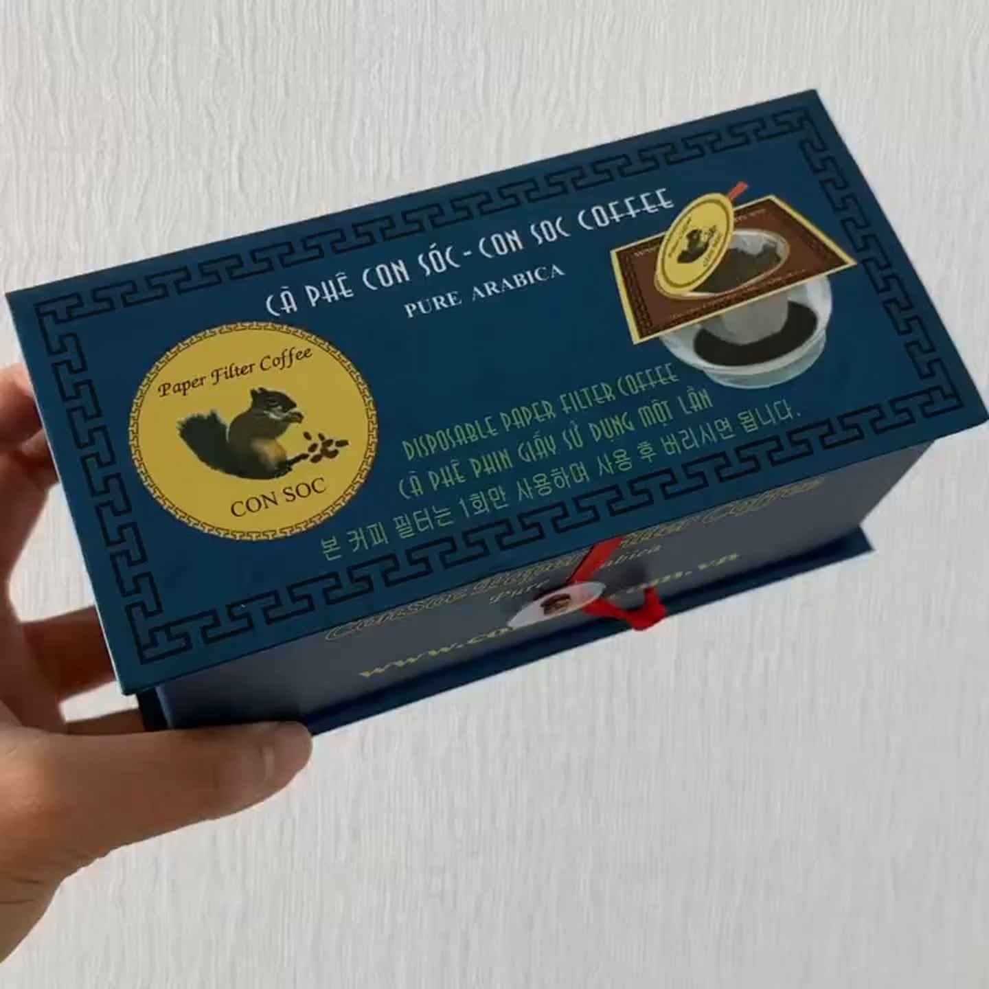 베트남 여행 선물로 인기 있는 콘삭 커피의 파란색 상자 패키지로, 귀여운 다람쥐 로고와 일회용 필터 사용법이 적혀 있는 모습입니다.
