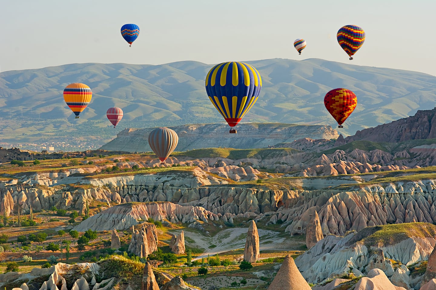 스팟,체험_카파도키아_열기구_shutterstock_321772664_colorful hot air balloons flying over