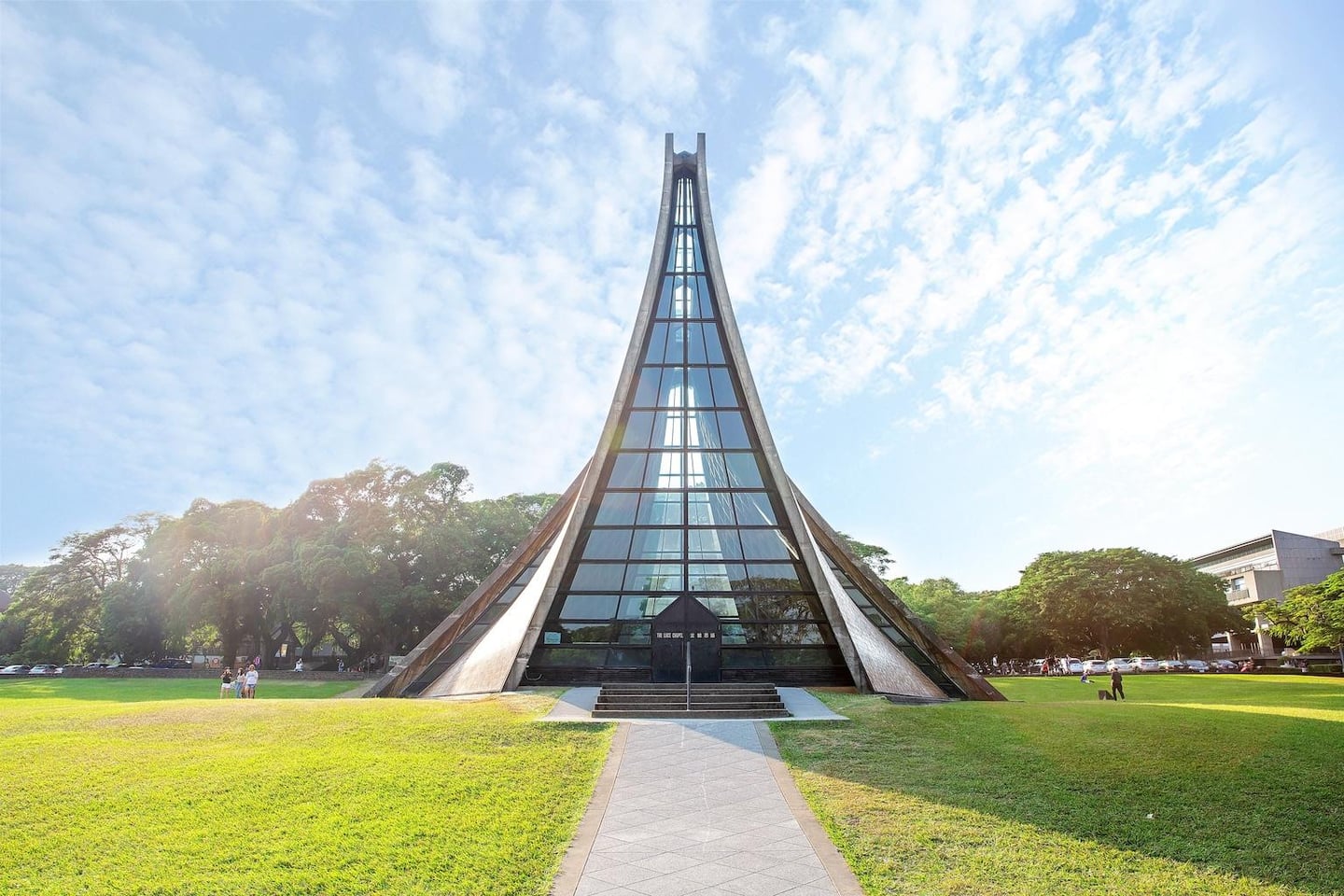 대만 타이중 둥하이 대학교 교정에 위치한 루스 채플의 독특한 삼각형 외관과 푸른 잔디밭이 어우러진 평화로운 풍경입니다.
