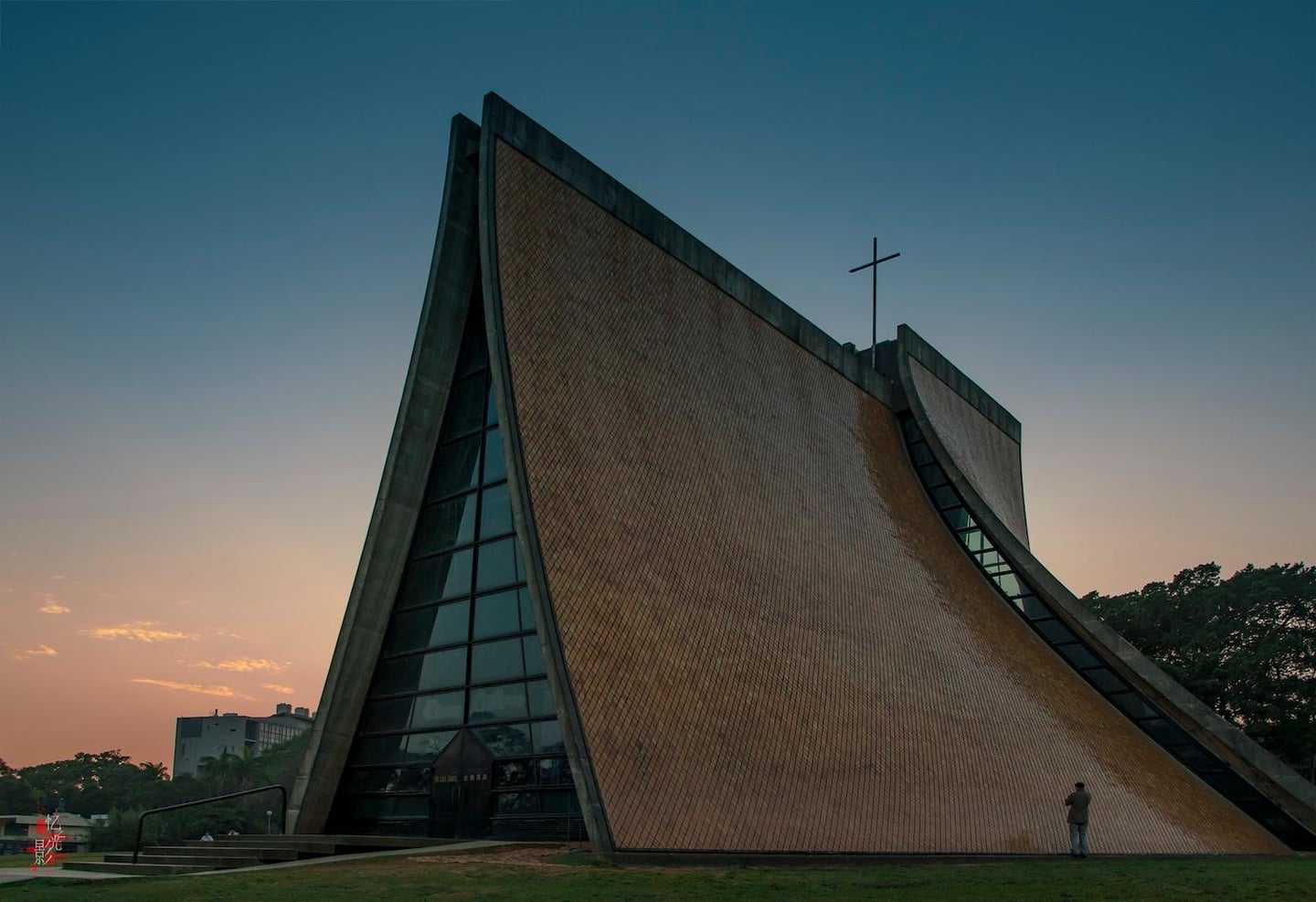 대만 타이중 둥하이 대학교에 위치한 루체 기념 예배당의 웅장한 외관과 노을이 지는 하늘 아래 고요한 풍경입니다.