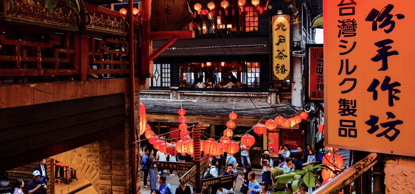 붉은 홍등이 줄지어 걸린 대만 지우펀의 고풍스러운 거리에서 수많은 관광객들이 야경을 즐기며 활기차게 이동하는 모습입니다.