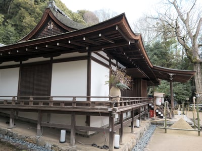 우지 우지가미 신사, 고풍스러운 목조 본전의 유려한 지붕 곡선과 정갈한 모래 더미가 어우러진 풍경입니다.