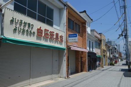 마쓰야마 미츠하마 상점가, 레트로한 일본어 간판과 셔터가 내려진 오래된 가게들이 늘어선 정겨운 골목길 풍경입니다.