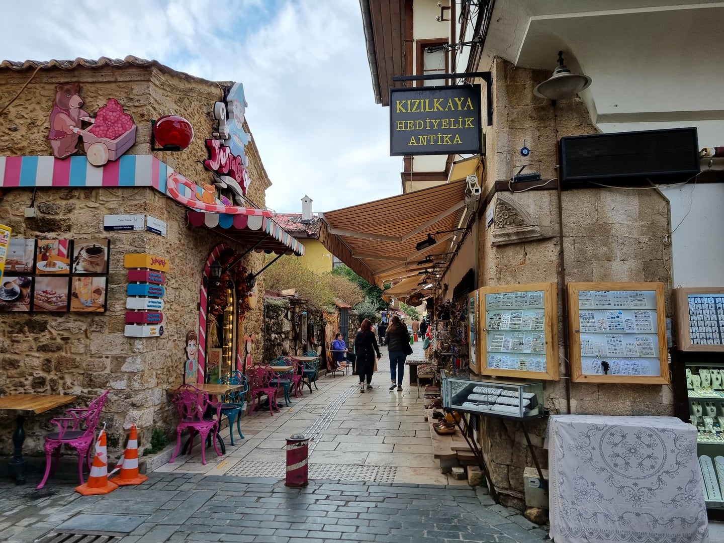 안탈리아 안탈리아 구시가지, 고풍스러운 돌담 건물 사이로 기념품점과 노천 카페가 늘어선 칼레이치의 활기찬 골목길 풍경입니다.