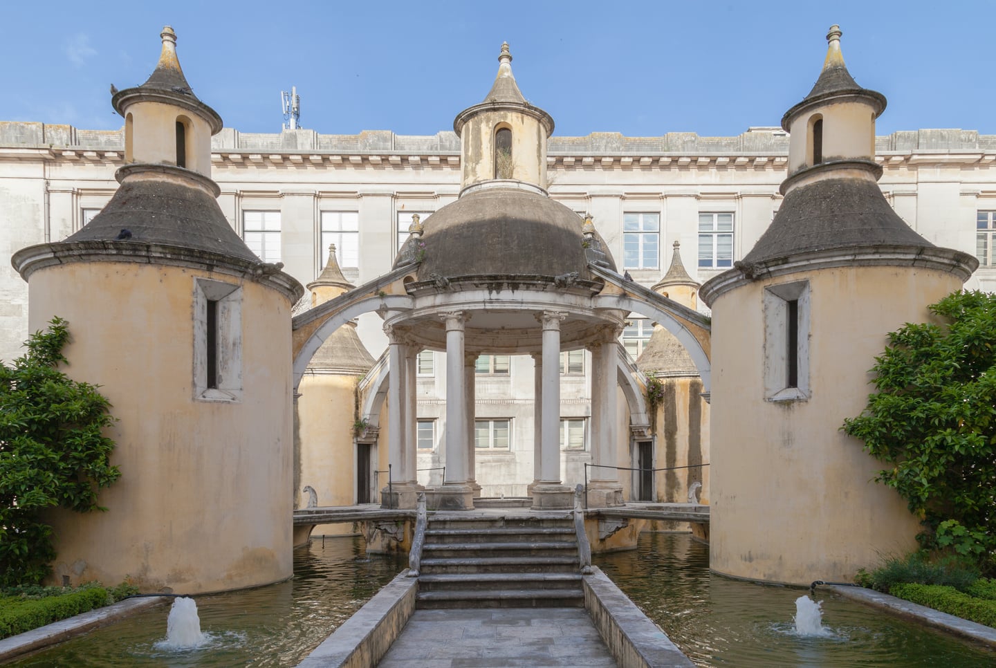 코임브라 망가 정원, 수로 위에 세워진 노란색 돔 정자와 원형 탑들이 자아내는 이국적이고 고전적인 풍경입니다.