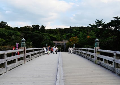 우지 우지바시, 전통적인 목조 난간과 청동 장식이 돋보이는 다리 위로 관광객들이 거닐며 평화로운 풍경을 자아냅니다.