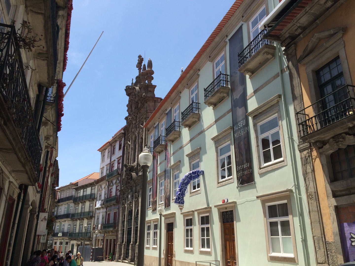 포르투 꽃의 거리, 파스텔톤 건물들과 자비의 박물관이 어우러진 고풍스럽고 평화로운 유럽 골목길의 풍경입니다.