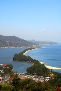 교토 아마노하시다테 뷰랜드, 푸른 바다 위로 길게 뻗은 소나무 사주와 평화로운 해안 마을이 어우러진 절경입니다.