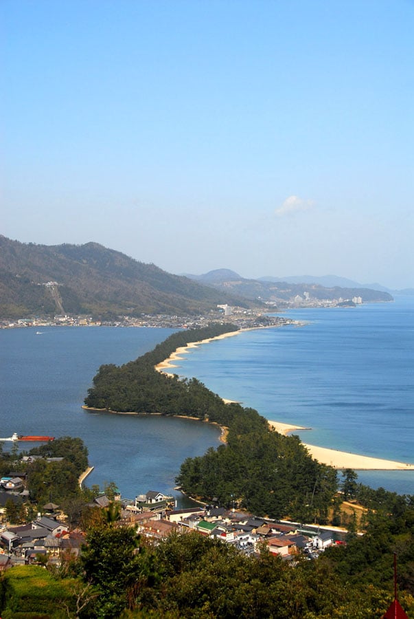 교토 아마노하시다테 뷰랜드, 푸른 바다 위로 길게 뻗은 소나무 사주와 평화로운 해안 마을이 어우러진 절경입니다.