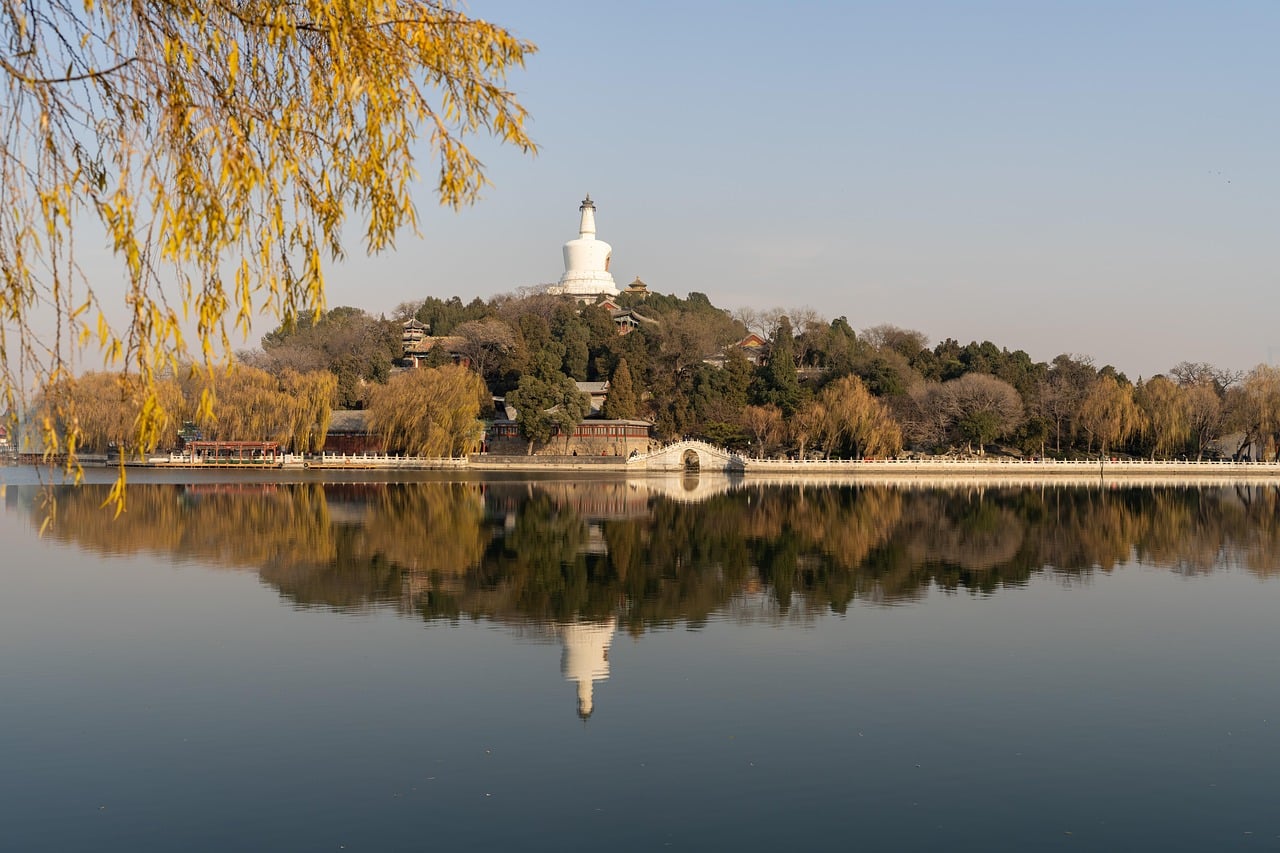 베이징 북해공원, 잔잔한 호수 위로 하얀 백탑과 가을빛으로 물든 나무들이 거울처럼 맑게 투영된 아름다운 전경입니다.