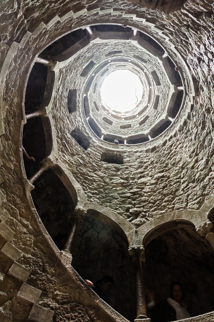 신트라 헤갈레이라 별장, 신비로운 나선형 계단이 아래로 이어지는 입문의 우물 내부의 웅장한 석조 구조물입니다.