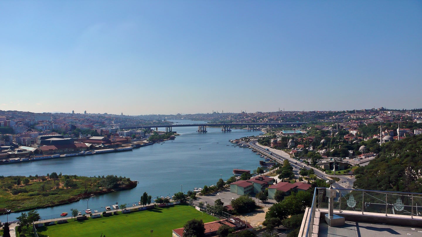 이스탄불 피에르 로티 언덕, 전망대에서 내려다본 골든 혼의 푸른 물줄기와 도시 전경이 시원하게 펼쳐진 모습입니다.