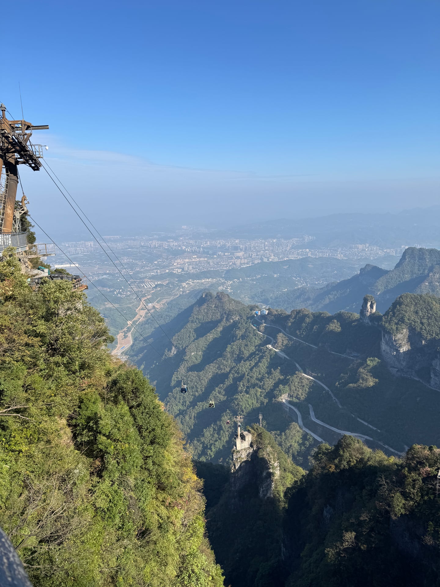 장가계 천문산, 깎아지른 듯한 절벽 사이로 굽이치는 도로와 공중에 떠 있는 케이블카가 만들어내는 압도적인 비경입니다.