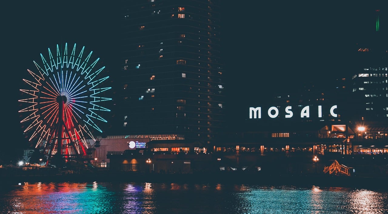 고베 하버랜드 관람차, 화려한 네온 조명이 빛나는 대관람차와 모자이크 쇼핑몰이 어우러진 낭만적인 항구의 야경입니다.