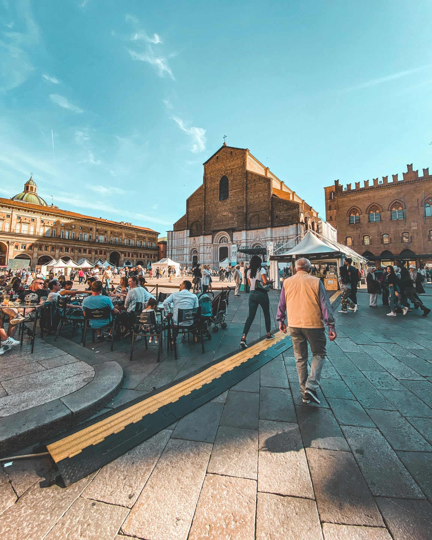 볼로냐 산 페트로니오 대성당, 마조레 광장의 활기찬 분위기 속에서 미완성 파사드가 돋보이는 대성당의 웅장한 모습입니다.