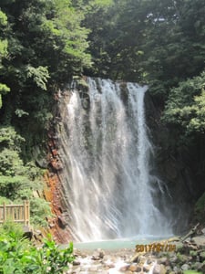 가고시마 마루오 폭포, 울창한 숲속 암벽을 타고 시원하게 쏟아지는 온천 폭포수와 에메랄드빛 물웅덩이가 조화를 이룬 풍경입니다.