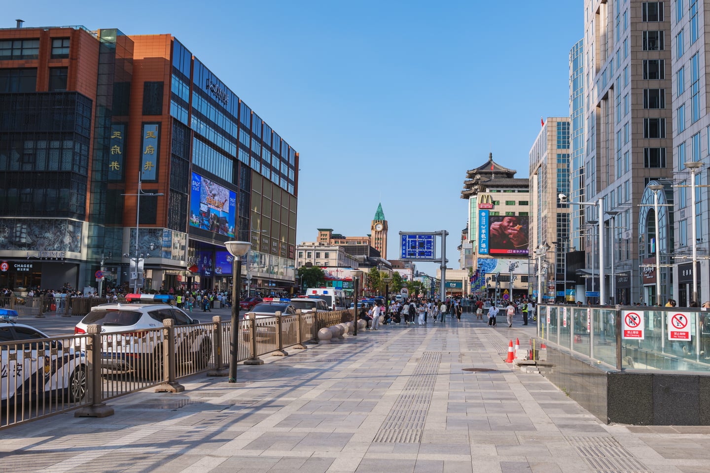 베이징 왕부정 거리, 현대적인 대형 쇼핑몰과 화려한 전광판이 늘어선 넓은 보행자 전용 도로의 활기찬 낮 풍경입니다.