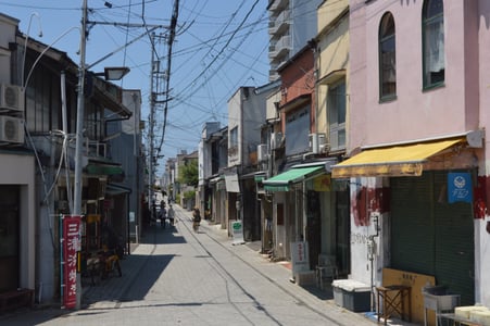 마쓰야마 미츠하마 상점가, 파스텔톤 건물들과 복잡한 전선이 어우러진 일본의 정겨운 골목길 풍경입니다.