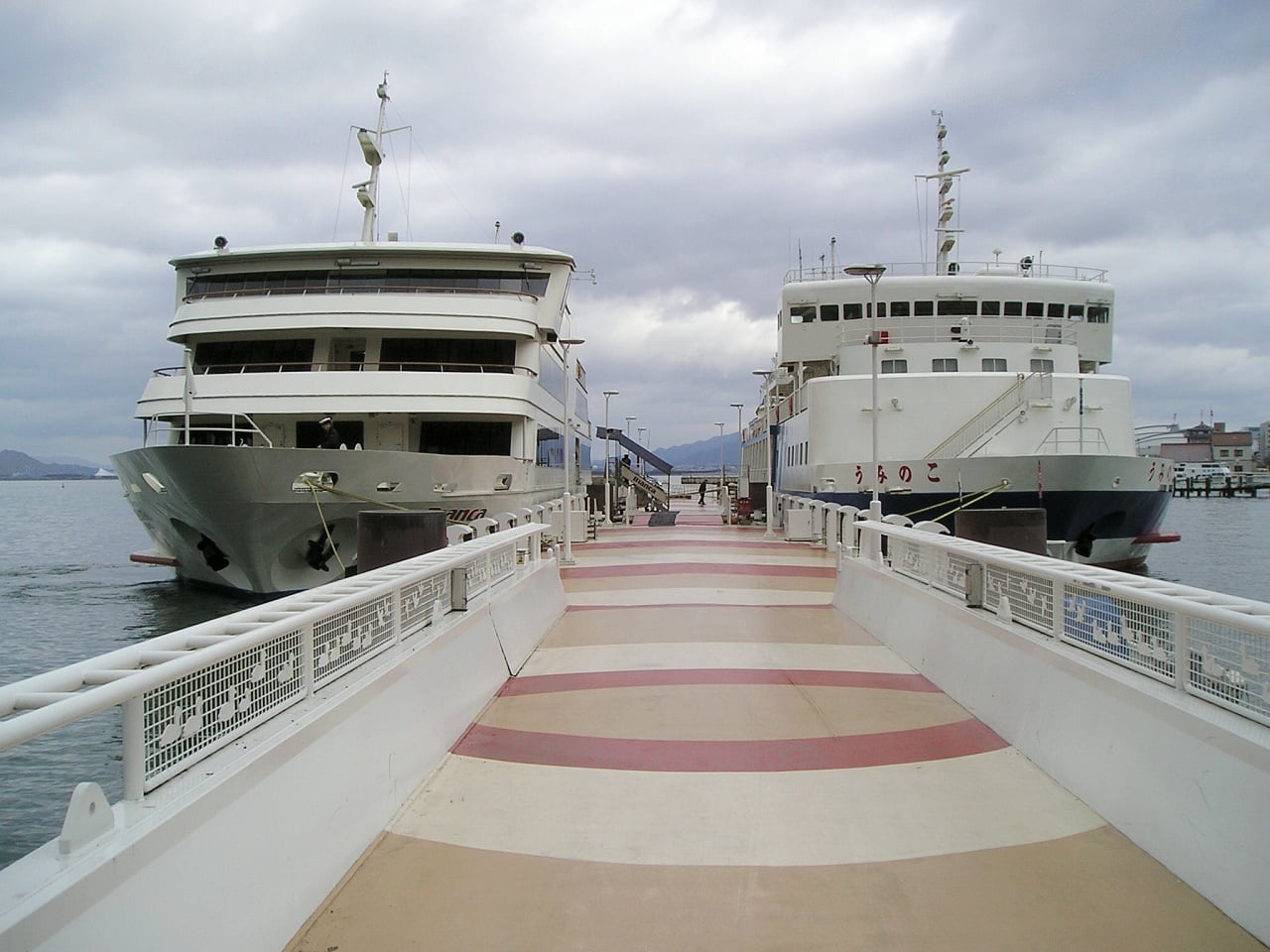 오쓰 오쓰 항, 선착장 양옆으로 정박한 대형 유람선 비앙카호와 우미노코호가 비와호의 흐린 하늘과 어우러진 풍경입니다.