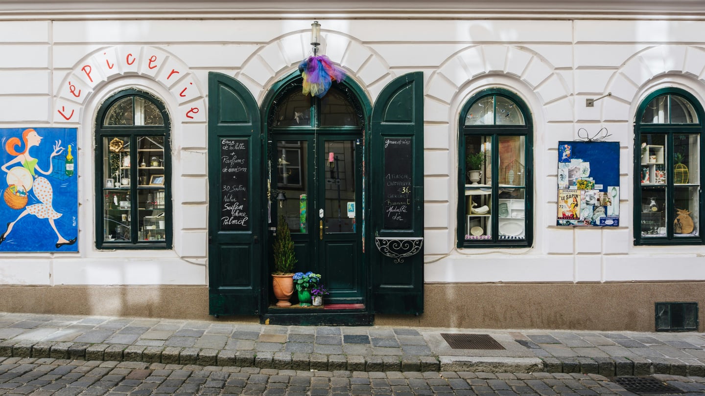 체스키크룸로프 에곤 쉴레 아트센터, 짙은 녹색의 아치형 문과 창문이 돋보이는 고풍스러운 갤러리 입구의 모습입니다.