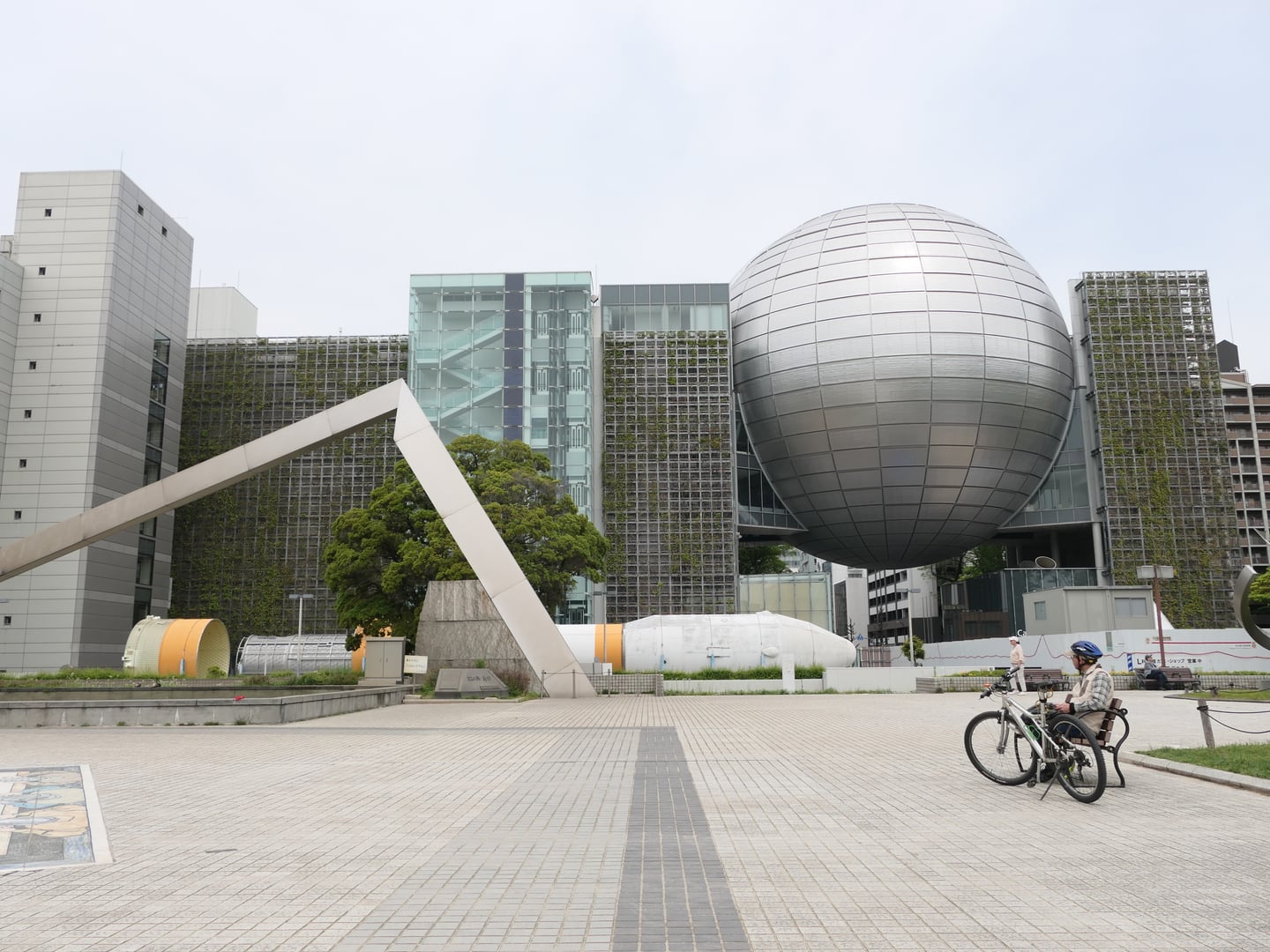 나고야 시 과학관, 거대한 은색 구체 플라네타륨과 로켓 모형이 있는 현대적인 박물관 외관.