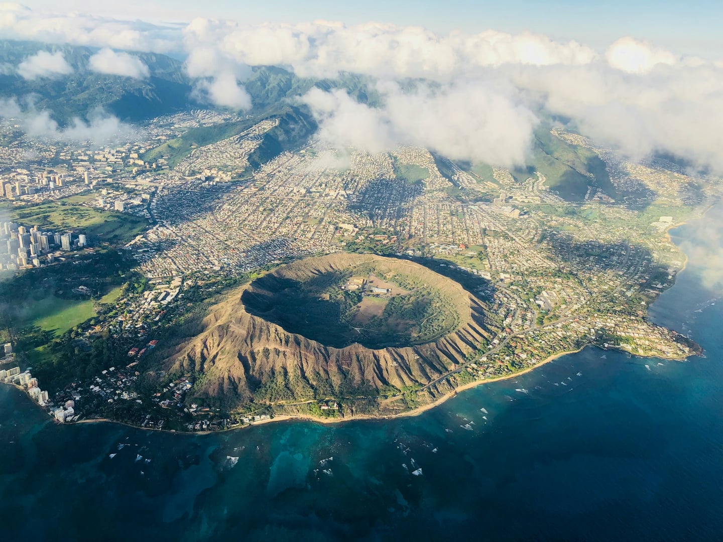 하와이 다이아몬드 헤드, 웅장한 화산 분화구와 푸른 바다가 어우러진 호놀룰루의 아름다운 항공 전경입니다.