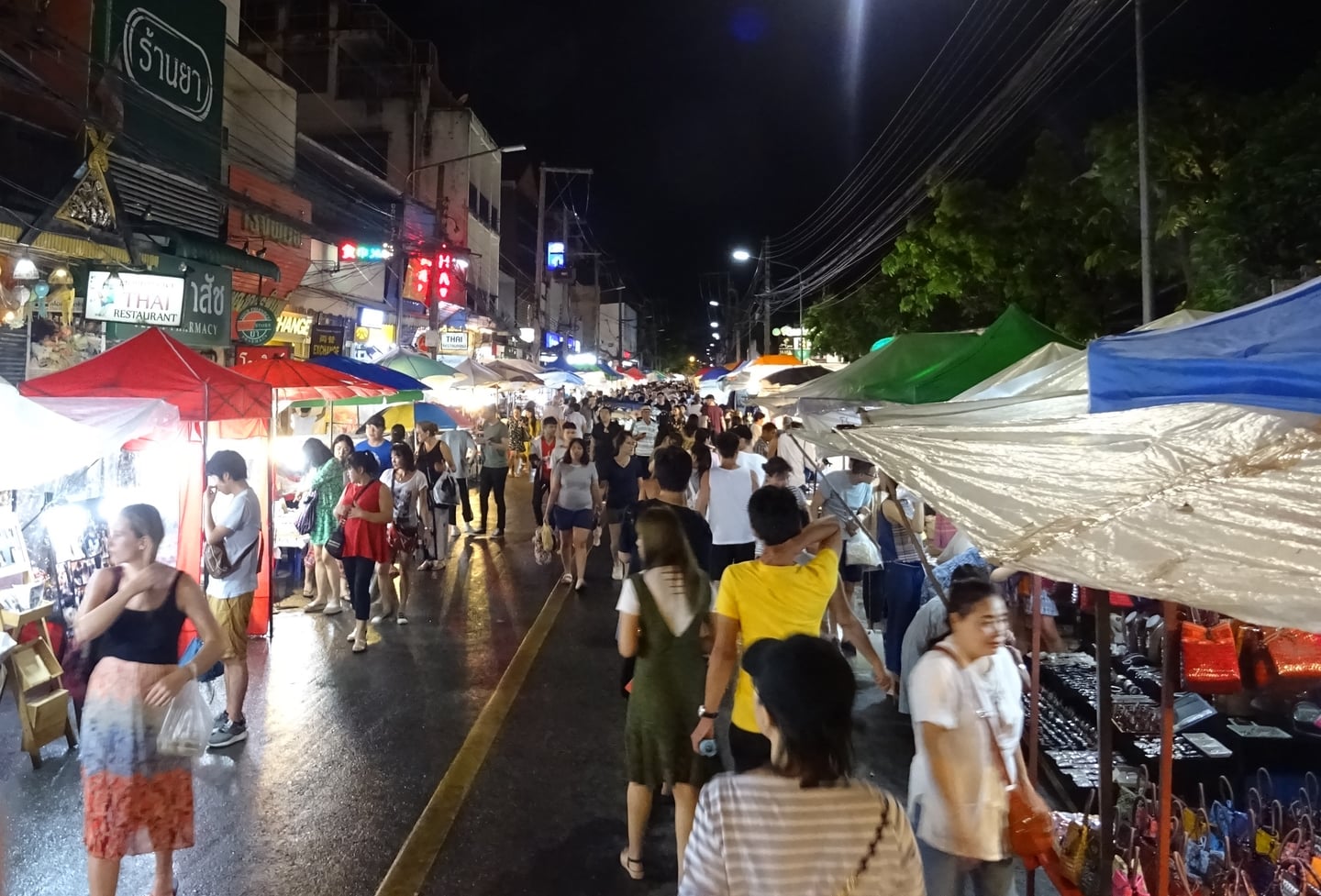 치앙마이 치앙마이 야시장, 화려한 천막 상점들이 줄지어 선 밤거리에서 수많은 사람들이 활기차게 쇼핑을 즐기는 모습입니다.