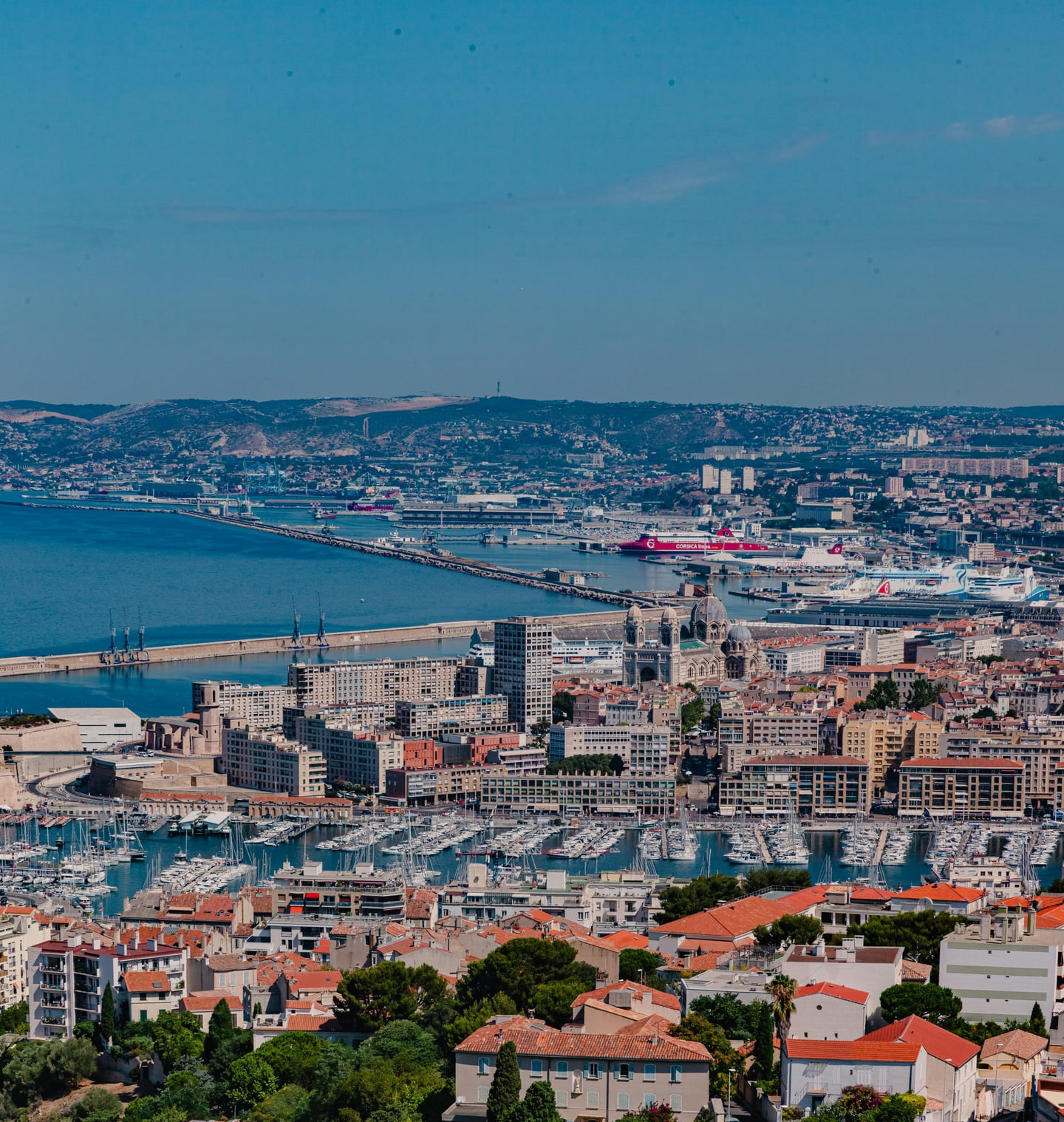 마르세유 마르세유 항구, 푸른 지중해 해안선을 따라 정박한 수많은 요트와 마르세유 대성당이 어우러진 활기찬 항구 도시의 전경입니다.