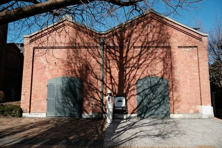 나고야 노리타케의 숲, 붉은 벽돌 건물과 푸른 잔디밭 사이에서 시원하게 물을 뿜는 고전적인 분수대.