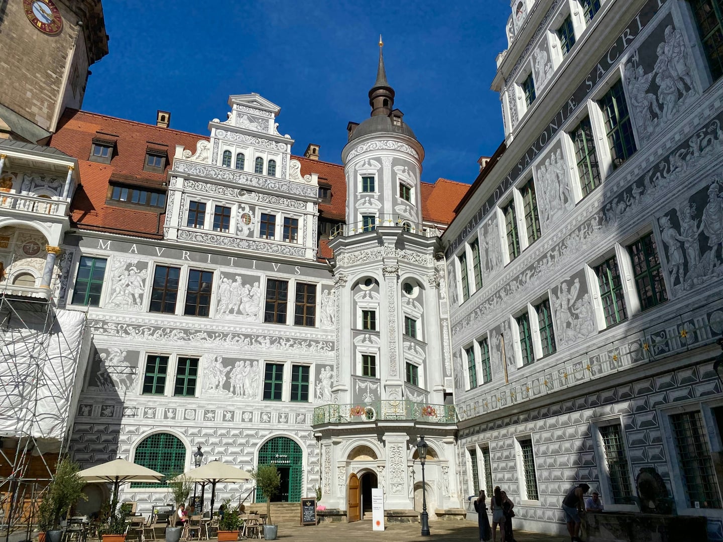 드레스덴 레지덴츠 궁전, 정교한 스그라피토 벽화로 장식된 르네상스 양식의 안뜰과 화려한 건축미가 돋보이는 풍경입니다.