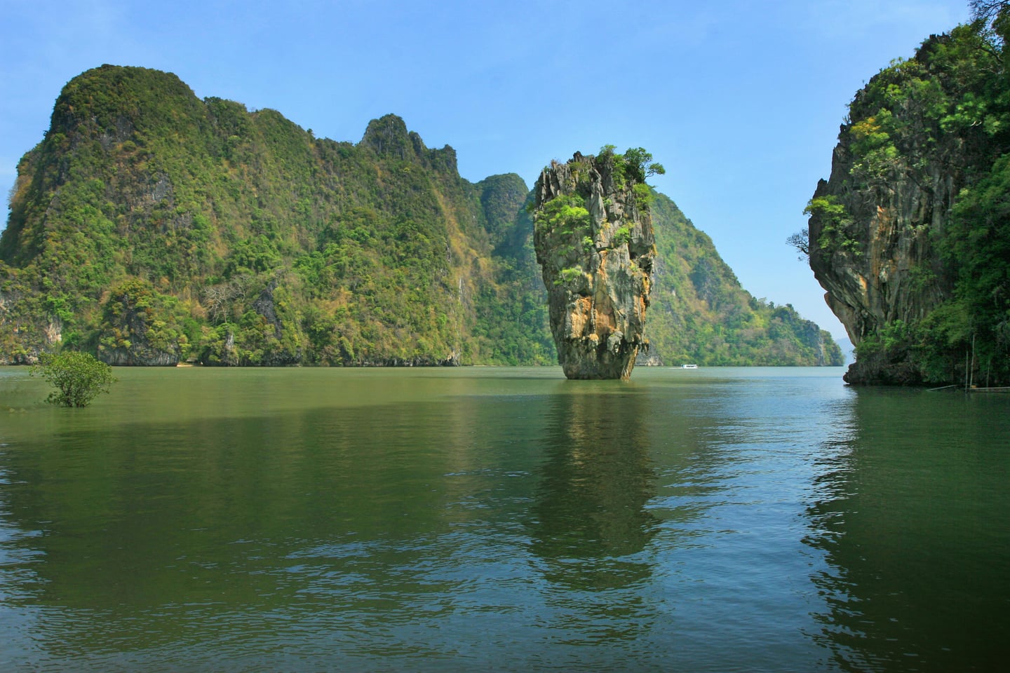 푸켓 팡아만, 에메랄드빛 바다 위로 수직으로 솟아오른 독특한 모양의 제임스 본드 섬과 푸른 석회암 산맥이 장관을 이룹니다.