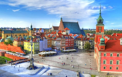 바르샤바 잠코비 광장, 붉은 왕궁과 지그문트 기둥이 어우러진 구시가지의 활기찬 낮 풍경을 담은 전경입니다.